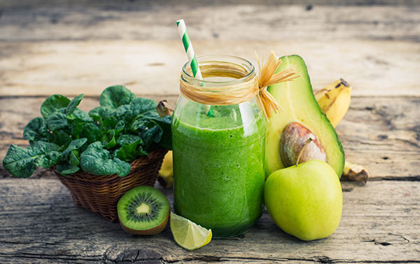 Smoothie de aguacate con pepino, lechuga romana, hierba buena y un poco de agua