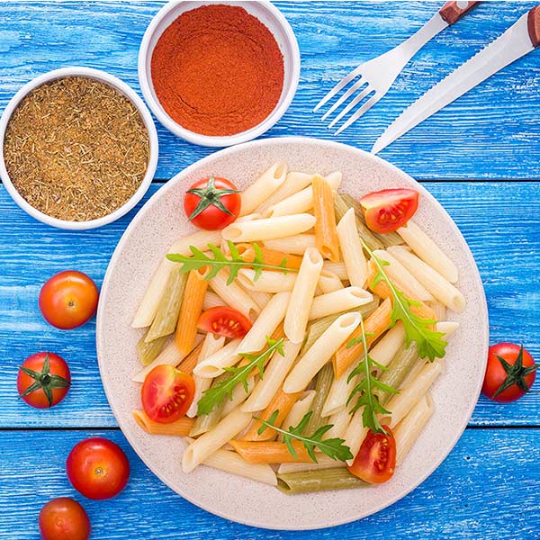 Ensalada de macarrones con tomate natural, AOVE, ajo y rúcula. - OlivaOliva